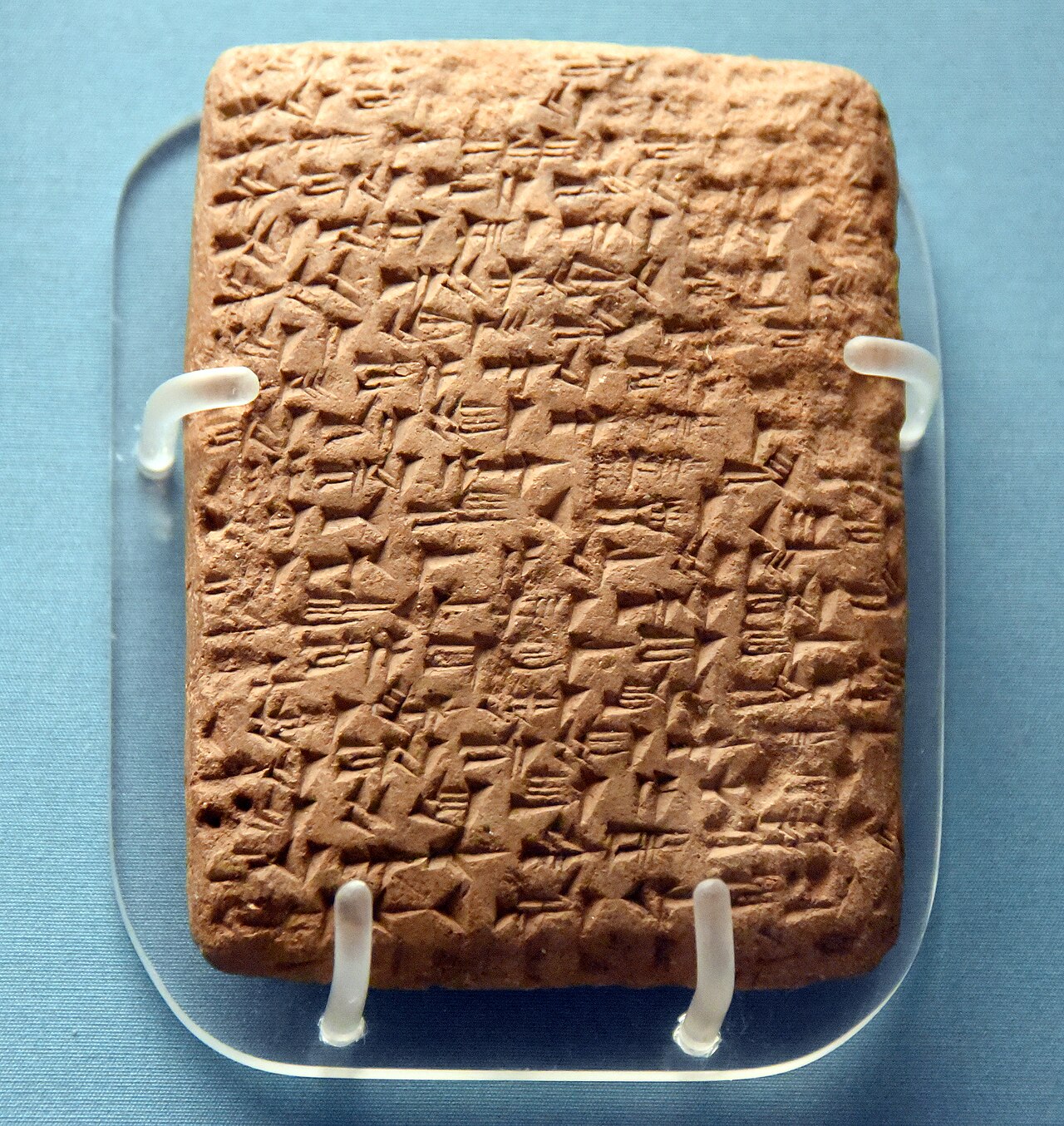 Carta de Amarna em tabuleta de argila com escrita cuneiforme
