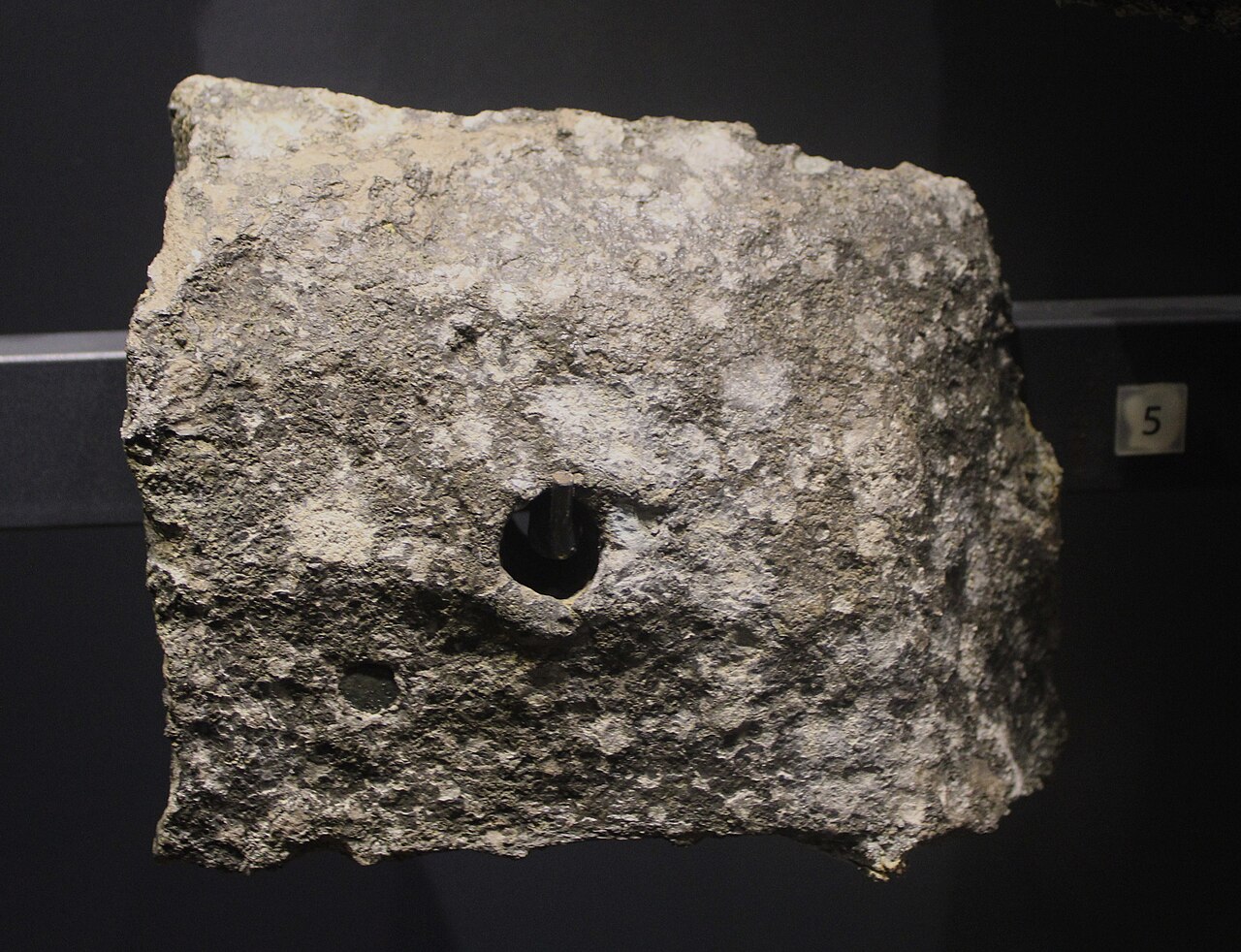 Lingote de estanho recuperado do naufrágio de Uluburun