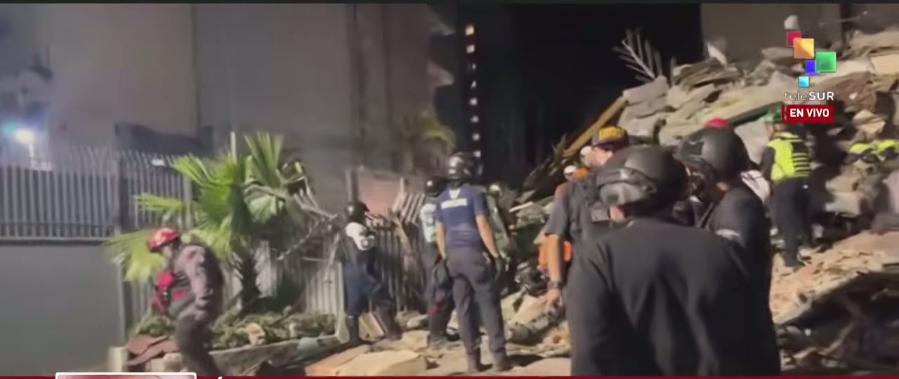Equipes de resgate sobre os escombros de um prédio desabado em Caracas após o terremoto da Venezuela.