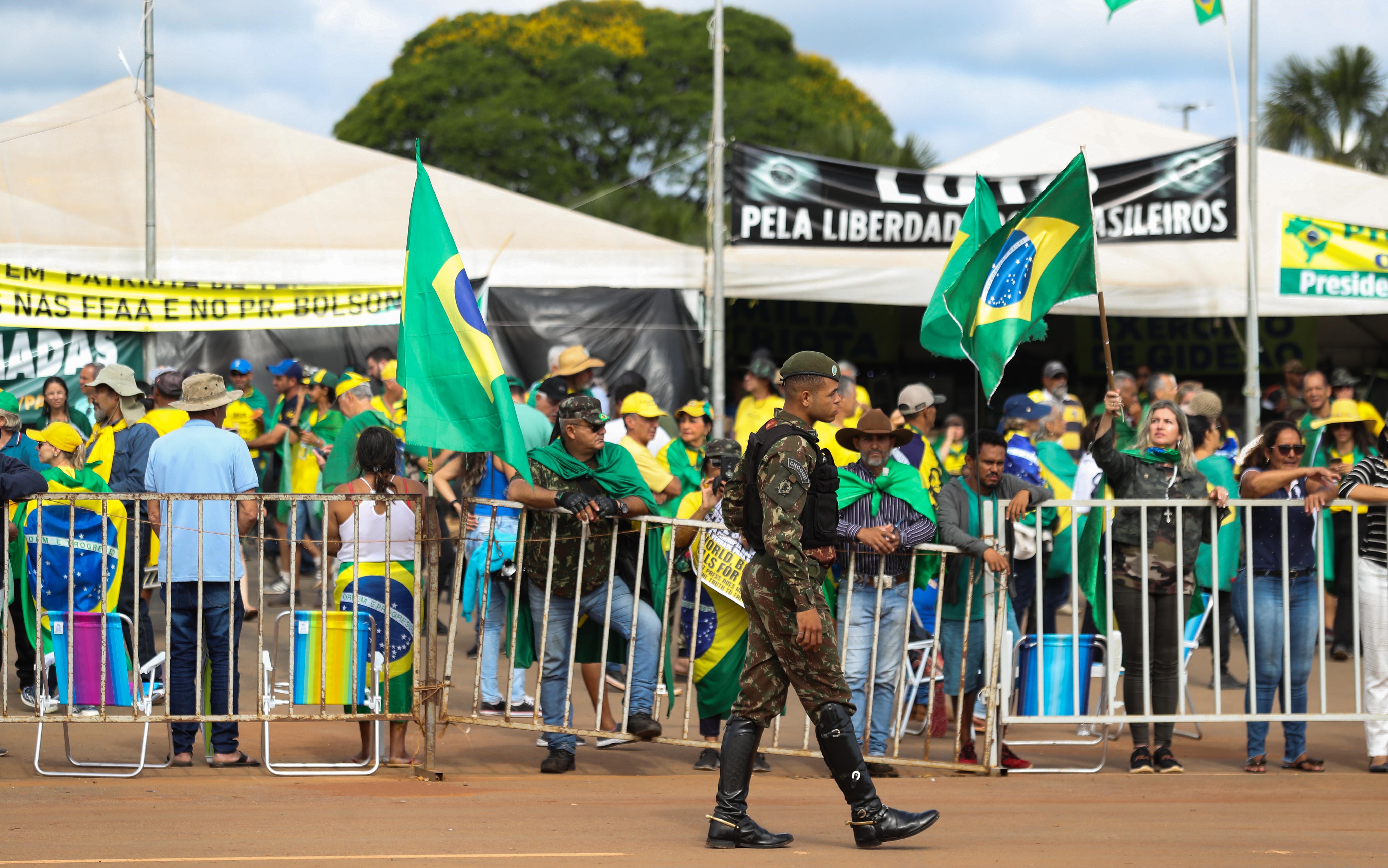 Famílias recolhidas do acampamento em frente ao quartel e levadas a um ginásio após o 8 de janeiro de 2023.