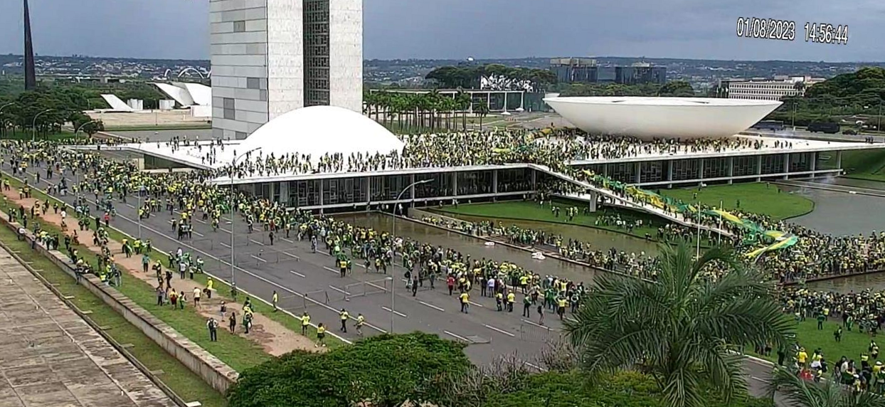 Vista aérea da Praça dos Três Poderes tomada por manifestantes em 8 de janeiro de 2023.