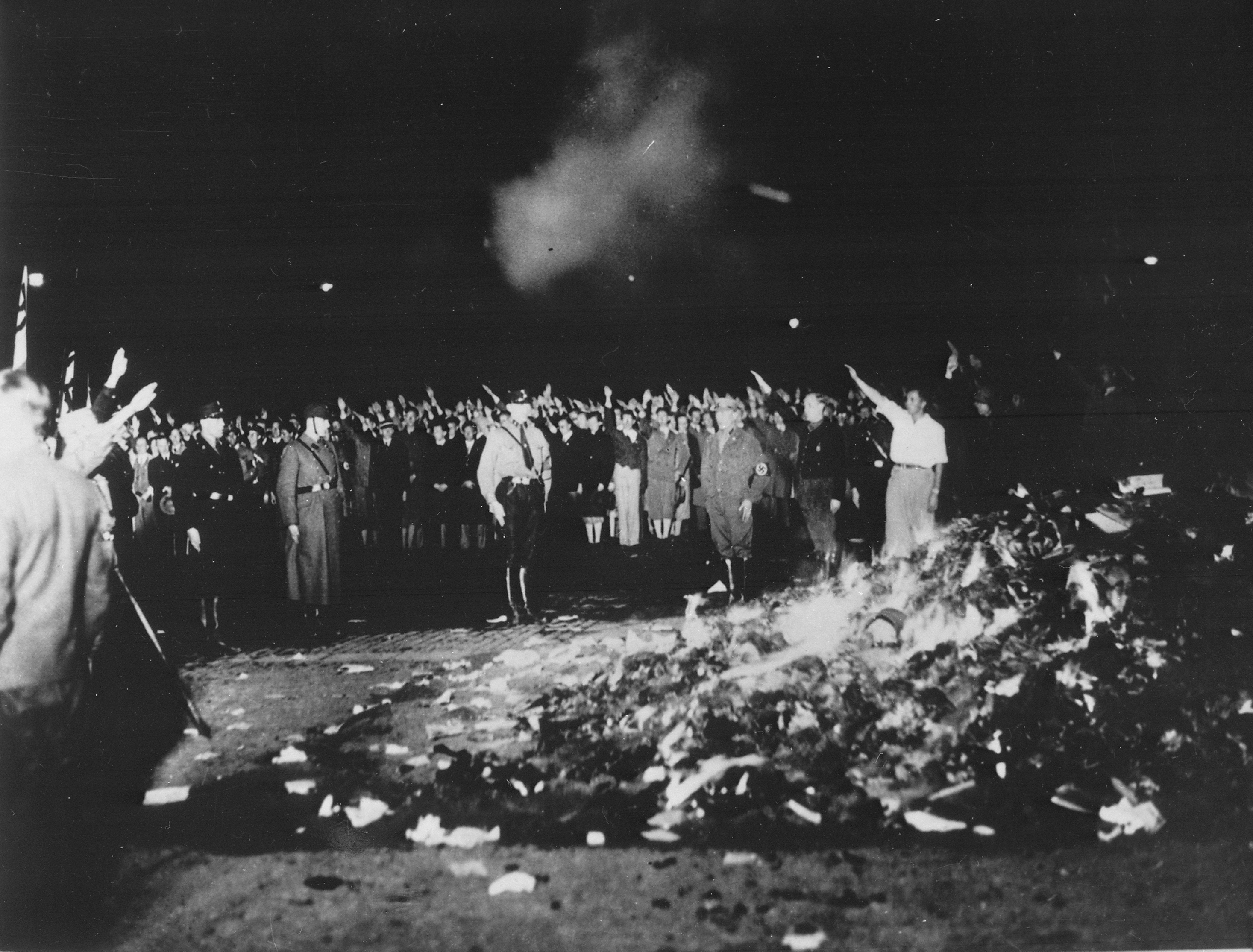 Multidão diante da fogueira de livros na Opernplatz, em Berlim, em maio de 1933.