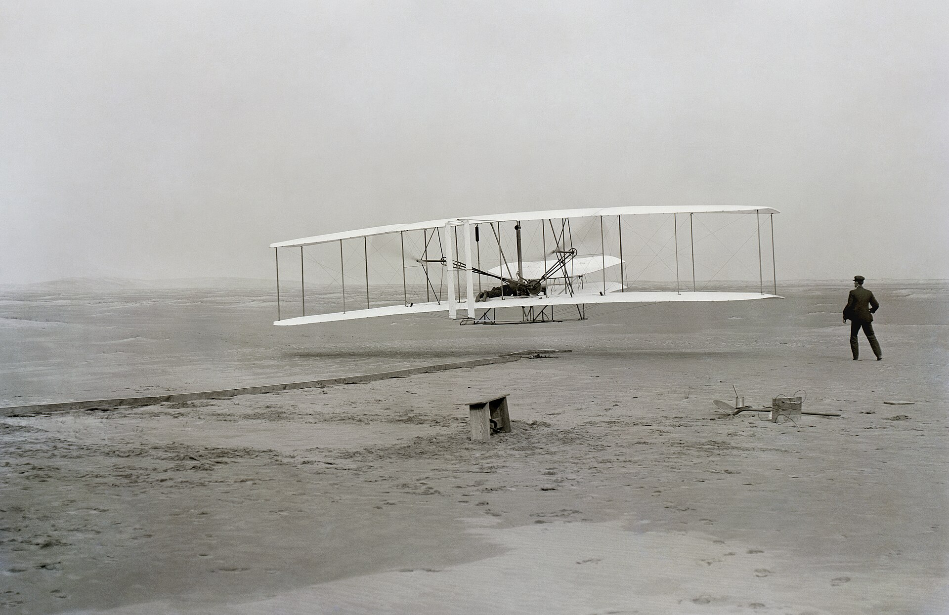 O primeiro voo dos irmãos Wright, em 17 de dezembro de 1903, em Kitty Hawk.