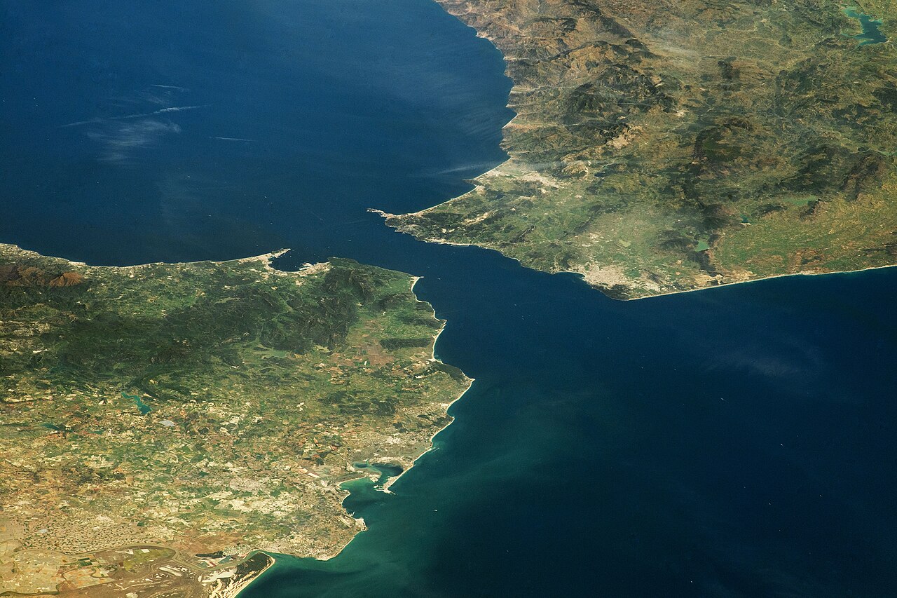 Imagem de satélite do Estreito de Gibraltar mostrando a Península Ibérica ao norte e o norte da África ao sul.