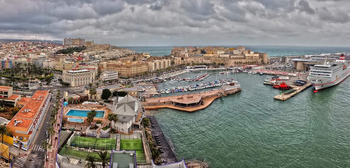 Vista da cidadela histórica de Melilla la Vieja e do porto, o outro enclave espanhol no norte da África.