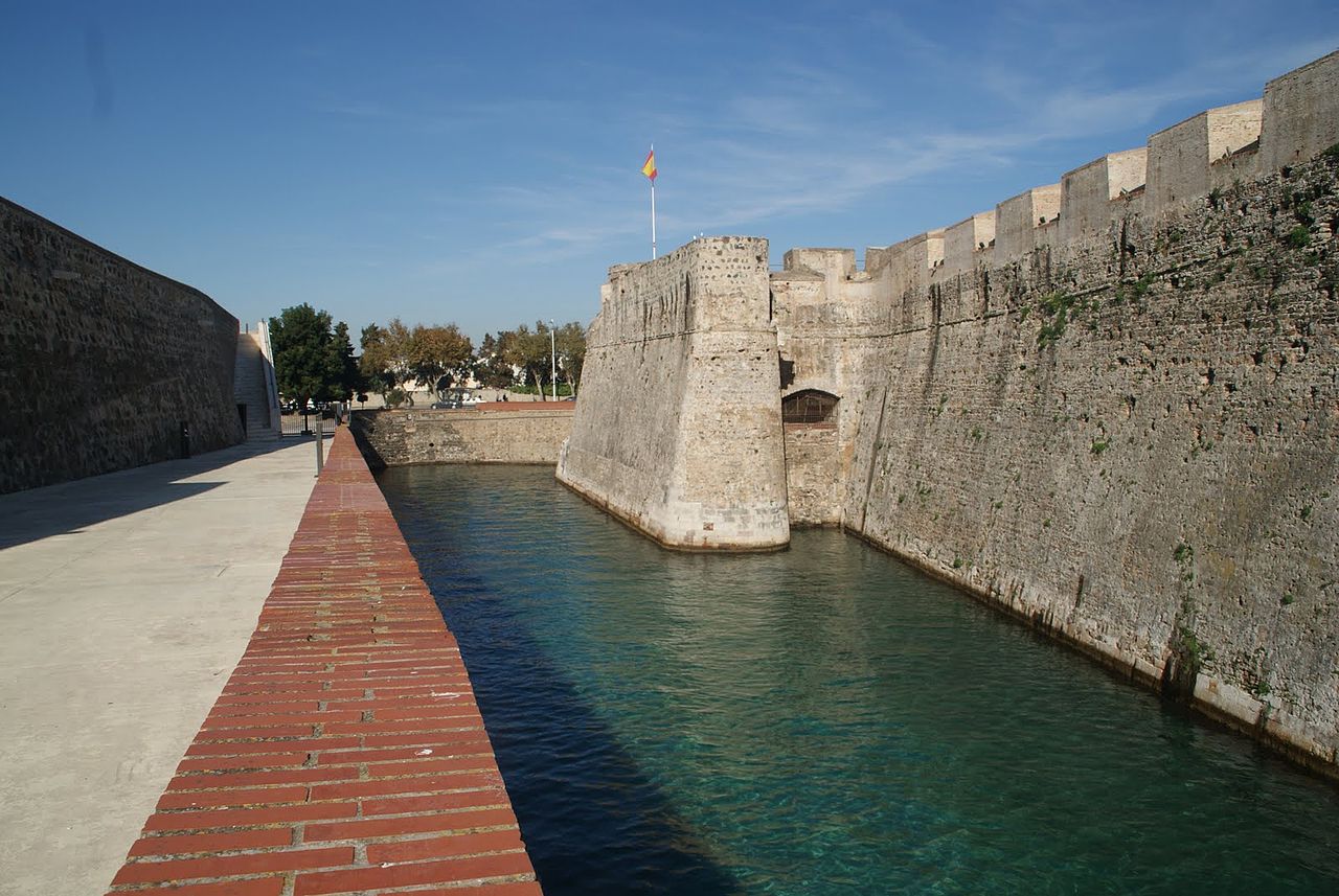 As Muralhas Reais de Ceuta e o Foso de San Felipe, fortificação com fosso navegável.