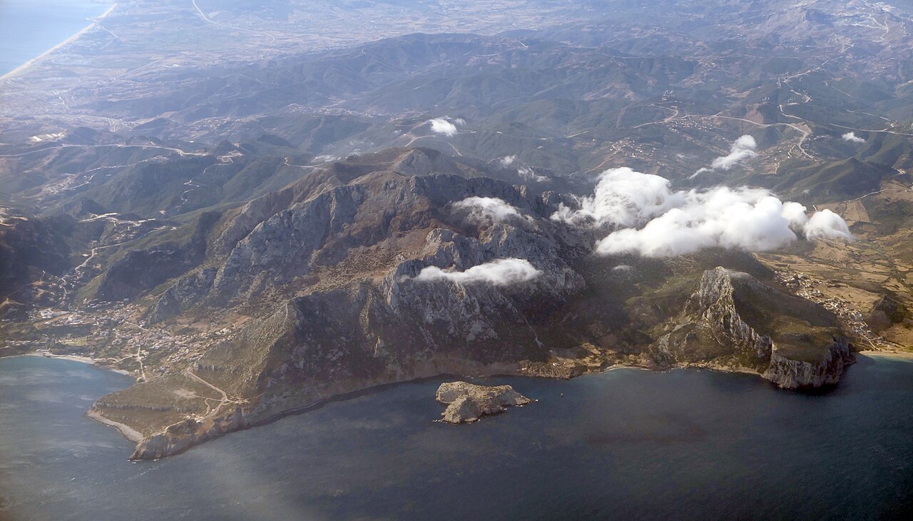 Vista aérea do Estreito de Gibraltar com o pequeno ilhéu de Perejil junto à costa africana.