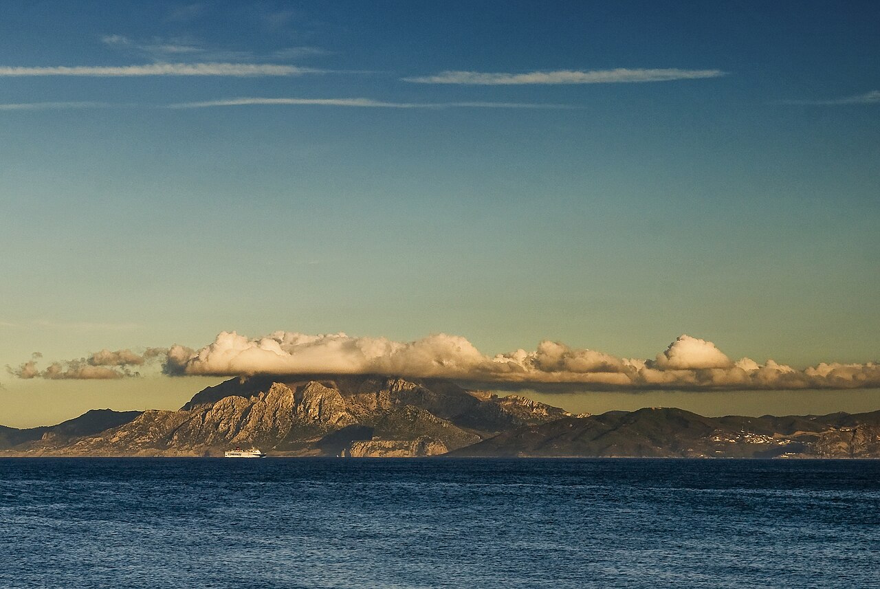 O Estreito de Gibraltar visto de Tarifa, com a costa africana e as montanhas do Rife no horizonte.
