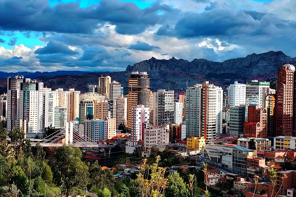 La Paz com o monte Illimani ao fundo