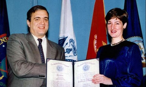 Ana Montes recebe um certificado do então Diretor da CIA, George Tenet, em 1997