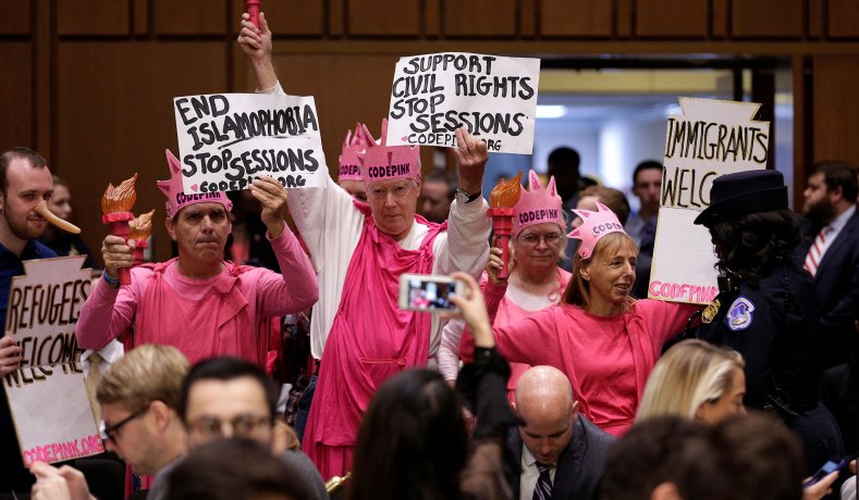 Medea Benjamin e manifestantes do Code Pink interrompem audiência de supervisão do Comitê Judiciário do Senado em 2017