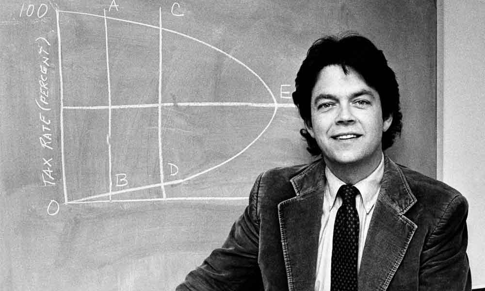 Arthur Laffer diante da sua curva, nos anos 1970.