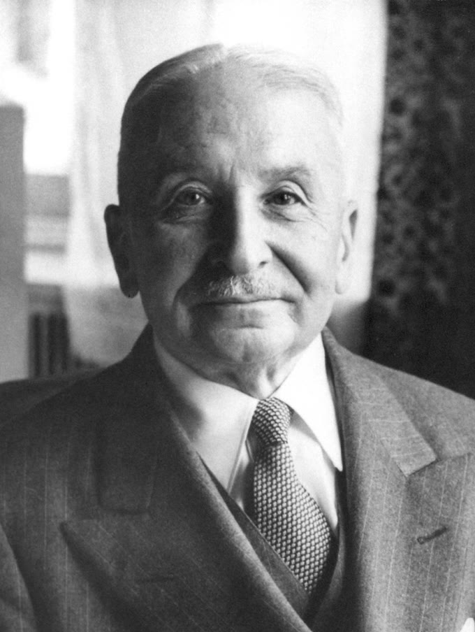 Retrato em preto e branco de Ludwig von Mises.
