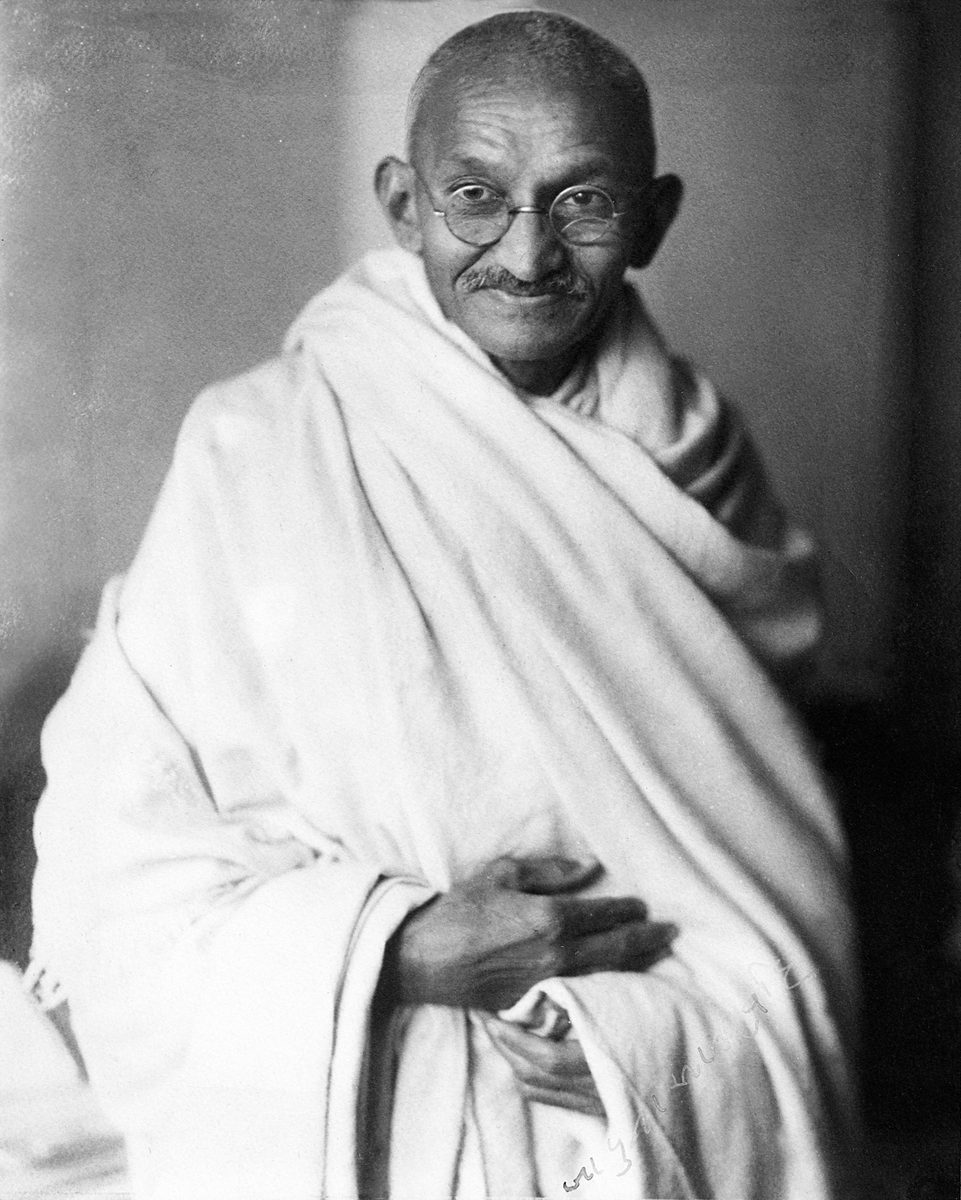 Retrato de Mohandas Gandhi, um dos grandes nomes da desobediência civil, capa do ensaio.