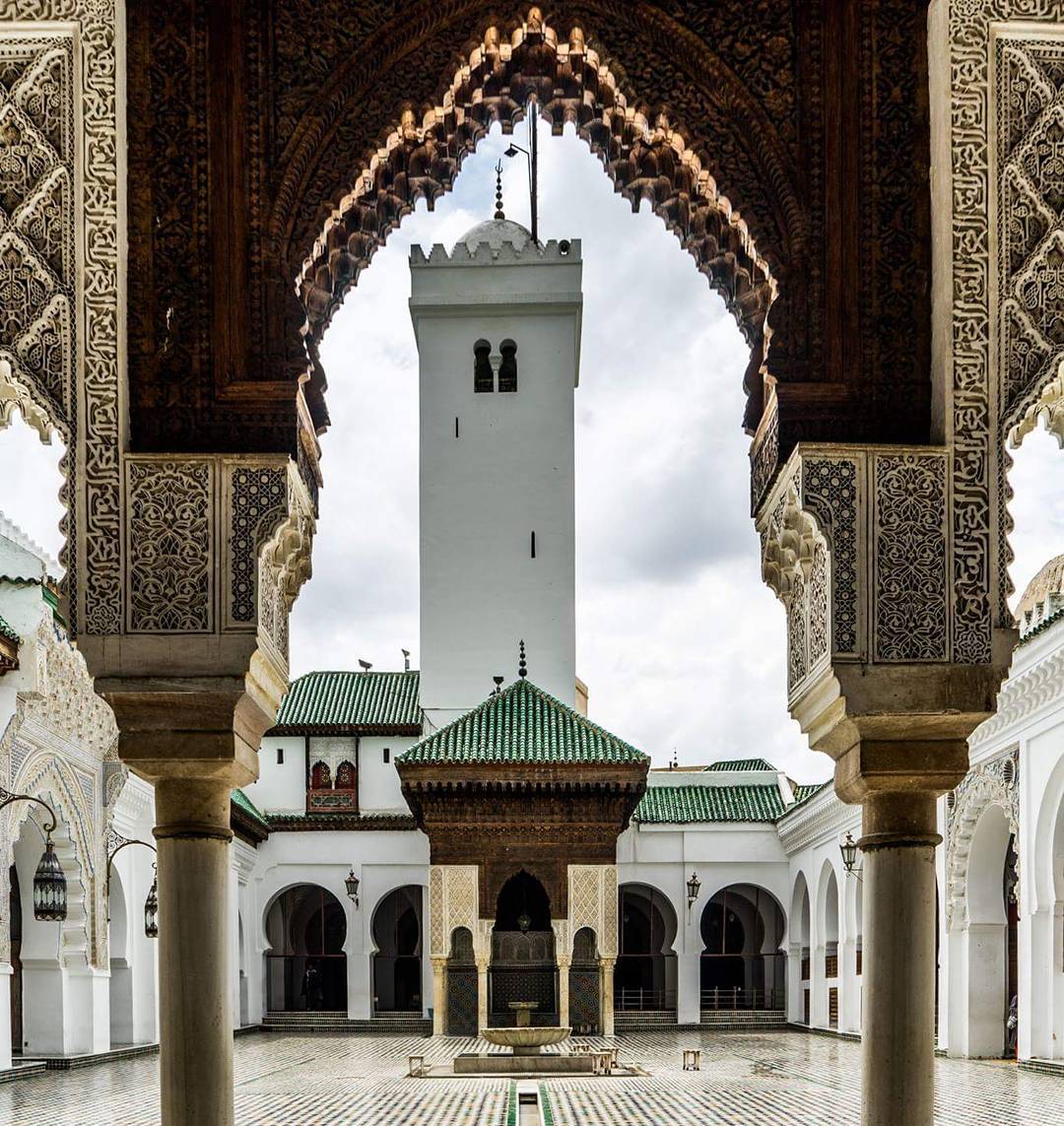 Pátio da mesquita-universidade de al-Qarawiyyin, em Fez, Marrocos.