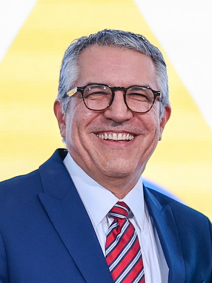 Retrato de Alexandre Padilha, ministro brasileiro, de terno e gravata.