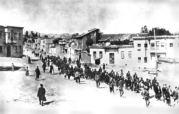 Armênios conduzidos por soldados otomanos em 1915, uma das marchas da morte do genocídio.