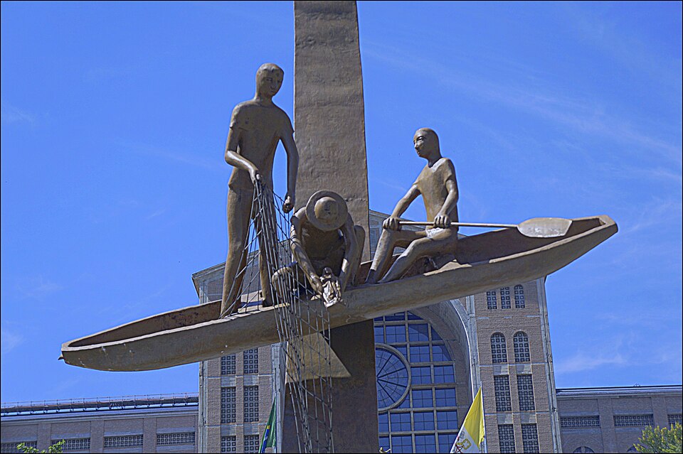 Monumento aos Três Pescadores, diante da basílica de Aparecida