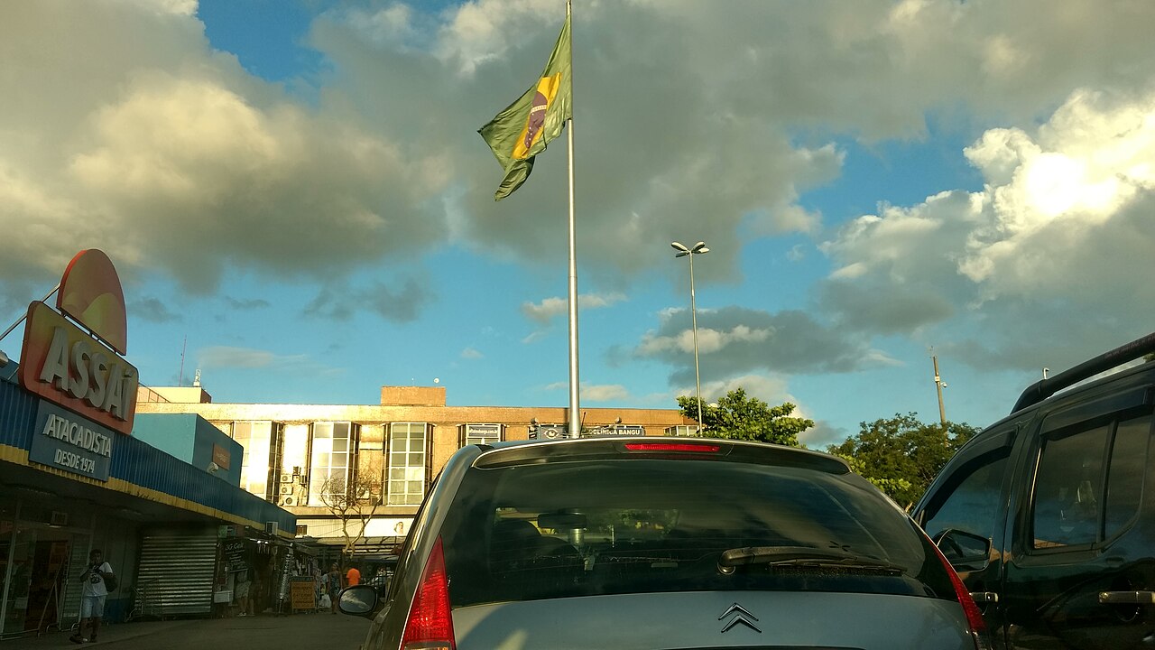 Fachada de uma loja do Assaí Atacadista.