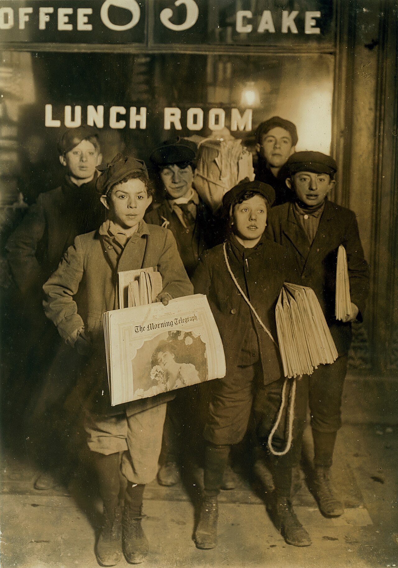 Meninos jornaleiros vendendo o jornal The Morning Telegraph em Nova York, 1908.
