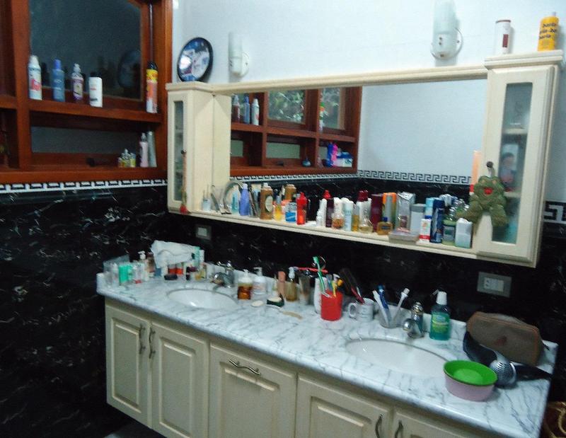 Figura 43 do Laudo 0392/2016 da Polícia Federal — Imagem da bancada das pias do banheiro da Suíte 01 da Casa Principal com produtos medicinais e de higiene, incluindo produtos de manipulação com identificação do cliente.