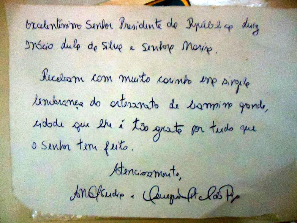 Figura 55 do Laudo 0392/2016 da Polícia Federal — Cartão com dedicatória manuscrita que acompanhava a caixa com artesanato.