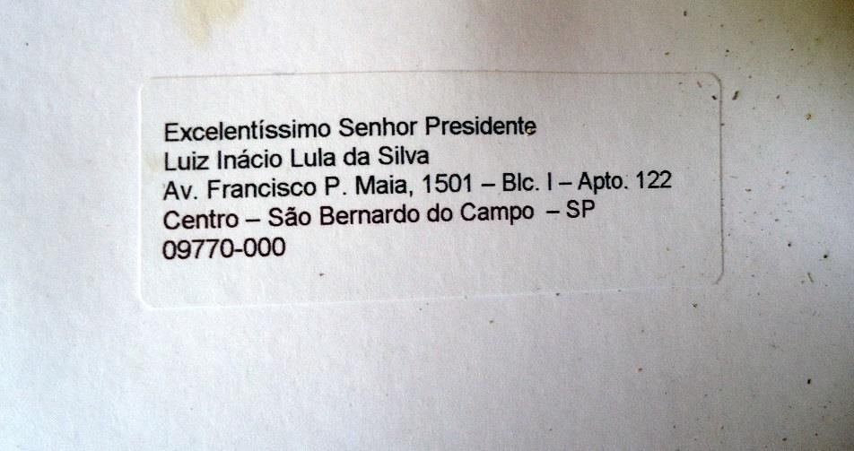 Figura 60 do Laudo 0392/2016 da Polícia Federal — Detalhe do destinatário (acima) e do remetente (abaixo) do cartão de boas festas.