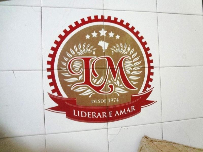 Figura 71 do Laudo 0392/2016 da Polícia Federal — Detalhe do tampo personalizado da mesa de apoio das suítes.