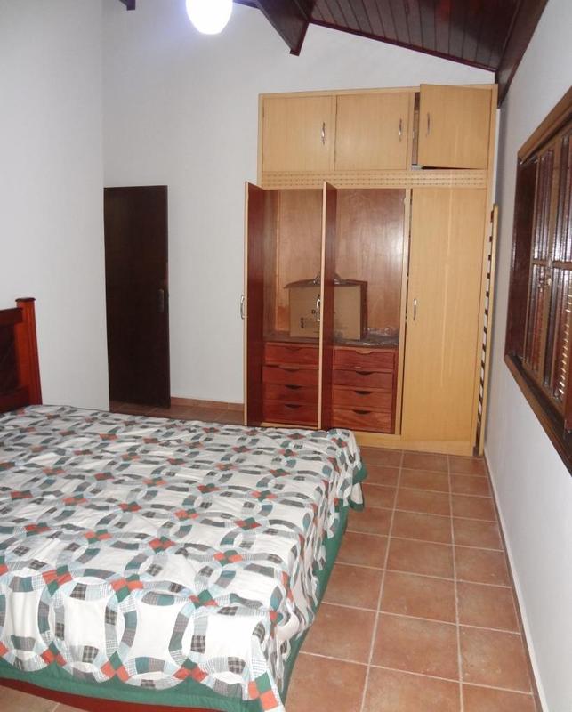 Figura 72 do Laudo 0392/2016 da Polícia Federal — Detalhe de um quarto com o armário vazio.