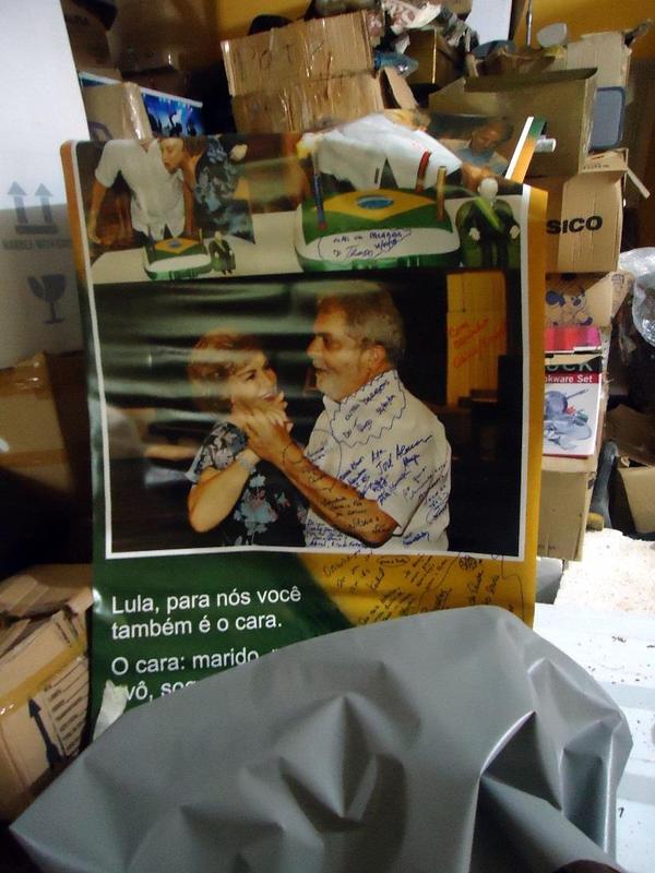 Figura 79 do Laudo 0392/2016 da Polícia Federal — Imagem do banner encontrado no interior do depósito.