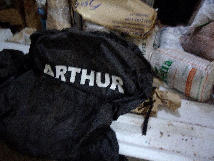 Figuras 81 e 82 do Laudo 0392/2016 da Polícia Federal — Imagem dos nomes gravados nas capas pretas.