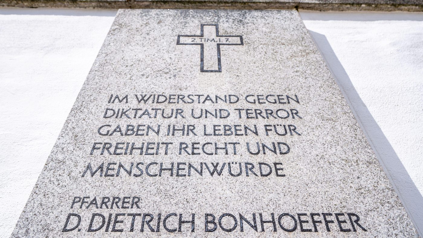 Lápide memorial de Dietrich Bonhoeffer em Flossenbürg, com inscrição em alemão