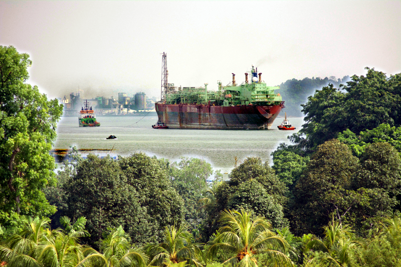 Navio-plataforma FPSO de produção e armazenamento de petróleo no mar.