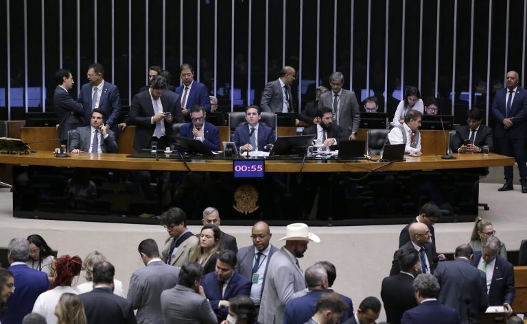Plenário da Câmara dos Deputados lotado durante uma votação, com a mesa diretora ao fundo.