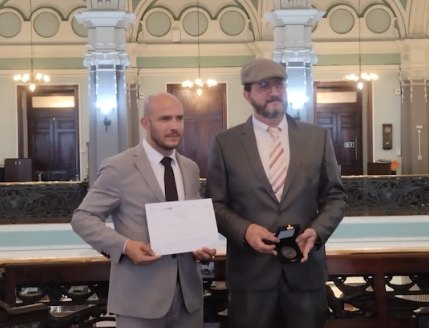 Laudelino recebendo a Medalha da Ordem do Mérito do Livro na Biblioteca Nacional